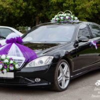 темно-сиреневые свадебные украшения на автомобиль